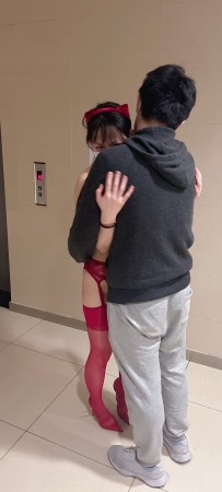 电梯口的红粉丝袜